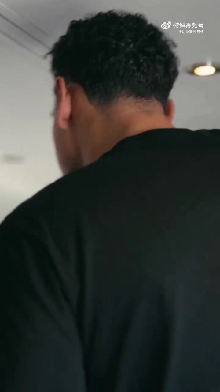 新赛季新气象啊独行侠专机新装潢欧文浓眉克莱都惊了